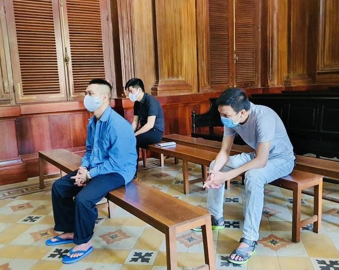 Hai cựu cán bộ công an được tại ngoại ngồi ghế sau.