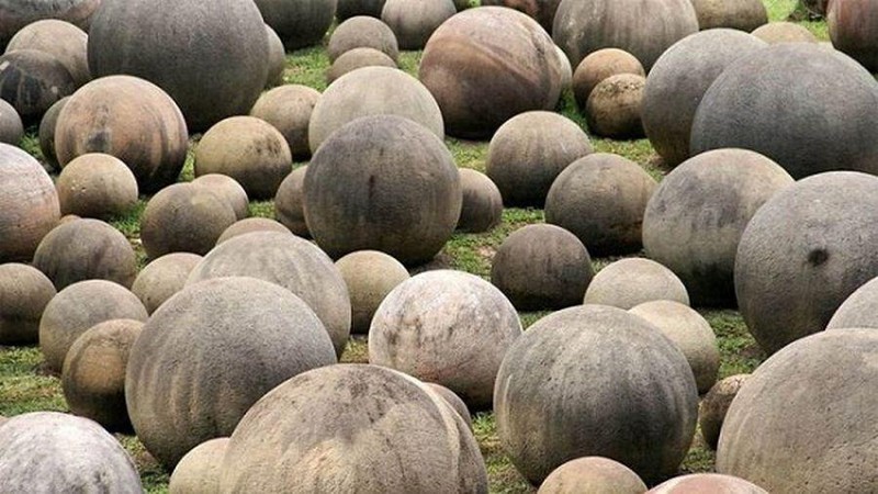 Một số khối đá bí ẩn đã bị phá hủy để tìm kho báu bên trong.
