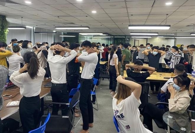 Hàng trăm nhân viên sàn giao dịch ngoại hối Hitoption bị trinh sát ập vào bắt quả tang.