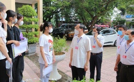 Đồng chí Dương Xuân Huyên - Phó Chủ tịch UBND tỉnh, Trưởng BCĐ cấp tỉnh động viên các thí sinh dự thi sáng 7/7/2021 tại Điểm thi Trường THPT Hữu Lũng.