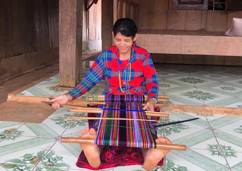 Thổ cẩm S’Tiêng được làm hoàn toàn thủ công.
