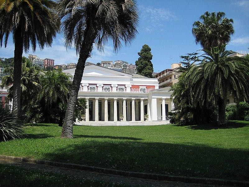 Villa Pignatelli tại Napoli với tầm nhìn lên núi Vesuvius.
