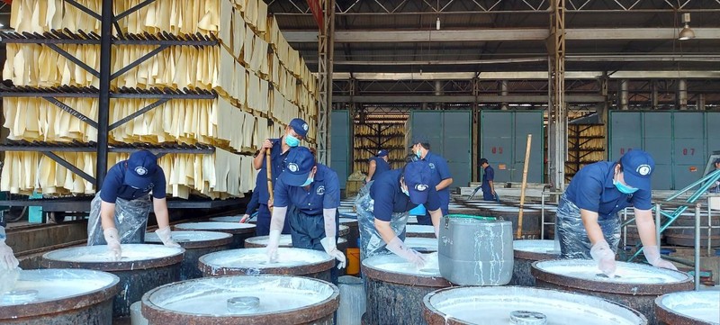Một phân xưởng sơ chế mủ cao su tại Bình Phước.