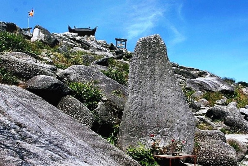 Tượng đá An Kỳ Sinh - đạo sĩ tu luyện Đạo Tiên trên đỉnh non thiêng Yên Tử.
