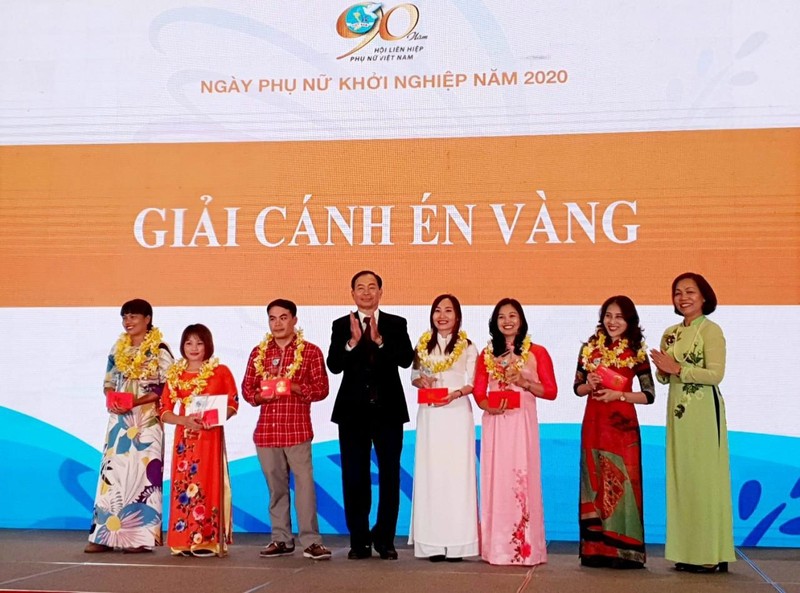 Chị Trần Thị Thuần (thứ 2 từ trái qua) nhận giải Cánh Én vàng năm 2020.