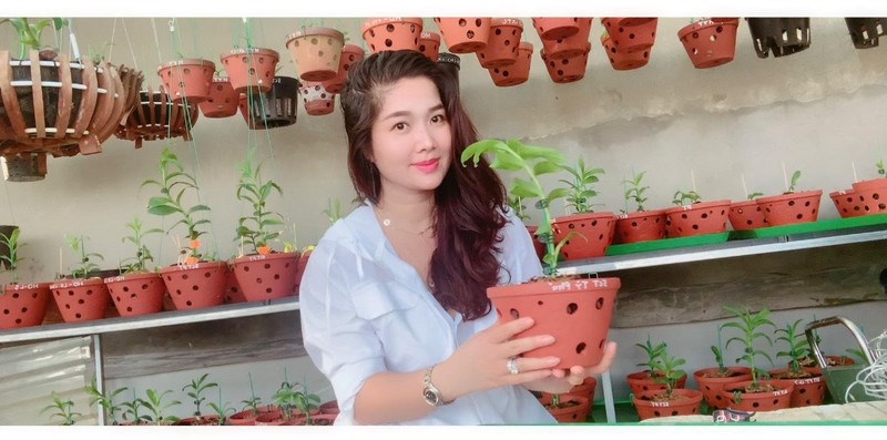 Ươm mầm và chăm sóc hoa lan là đam mê của chị Trần Thị Lý - bà chủ vườn lan Lý Sơn.