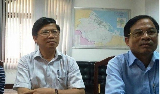 Ông Phạm Văn Hùng - Giám đốc Sở GD&ĐT tỉnh TT. Huế (bên trái) nói về clip.