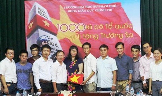 Các PV trẻ ở Huế tặng cờ hưởng ứng chương trình “1000 lá cờ Tổ quốc gửi tặng Trường Sa".