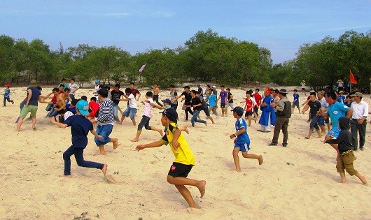 Thanh niên trai tráng tranh nhau cướp cù