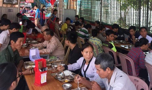 Khách của quán ăn 5000 đồng đều là những người lao động nghèo, họ tìm đến đây ăn rất đông 