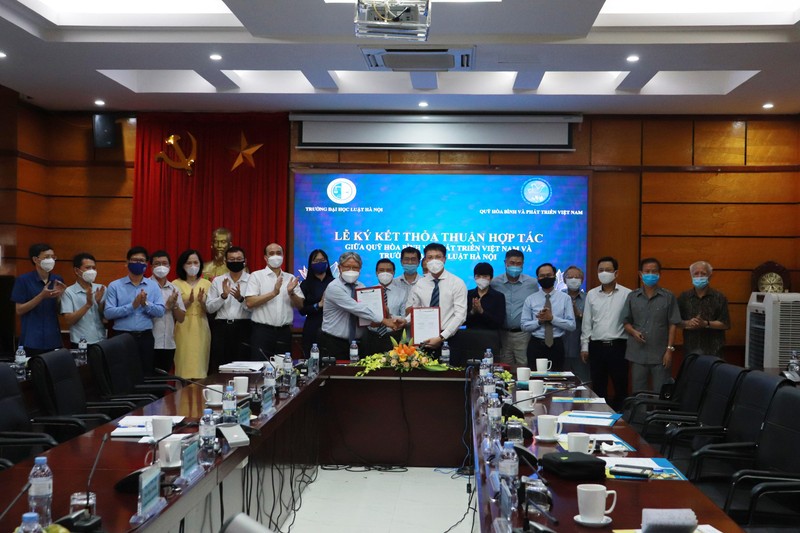 Đại học Luật Hà Nội ký kết thoả thuận hợp tác với Quỹ Hoà Bình & Phát triển Việt Nam ảnh 3