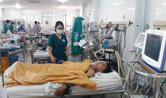 Ông Nguyễn Văn Nhật đang được điều trị và chăm sóc tại bệnh viện Đa khoa tỉnh Quảng Trị