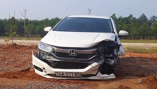 Chiếc xe ô tô bị hư hỏng phần đầu sau khi gây tai nạn (Ảnh: CTV)