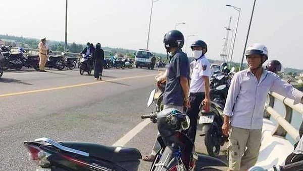 Người dân tập trung ở trên cầu Cửa Việt theo dõi vụ việc