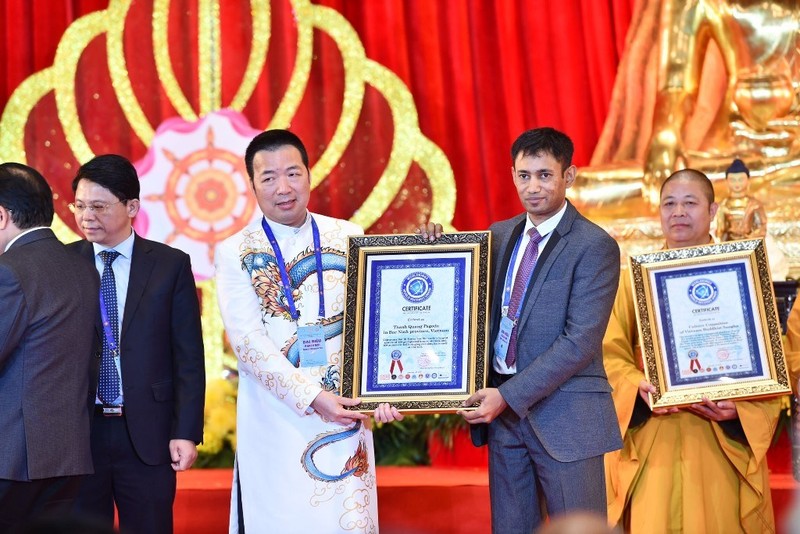 Ông Mẫn Ngọc Anh, Chủ tịch Hội doanh nghiệp trẻ tỉnh Bắc Ninh, Chủ tịch tập đoàn Hanaka vinh dự được nhận bằng chứng nhận xác lập kỷ lục thế giới