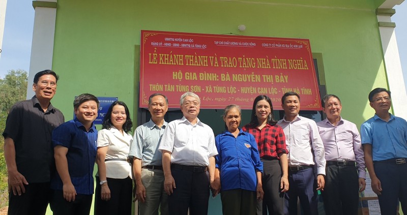 Ông Nguyễn Huy Thiêm – Đại diện Him Lam Land (thứ 3 từ phải sang) tại lễ khánh thành và trao tặng nhà tình nghĩa