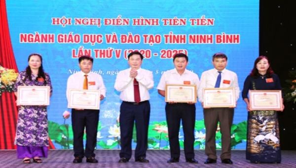 Tặng bằng khen của Bộ GD&ĐT, giấy khen của Sở GD&ĐT các tập thể, cá nhân có thành tích xuất sắc trong phong trào thi đua yêu nước ngành GD&ĐT giai đoạn 2015-2020.