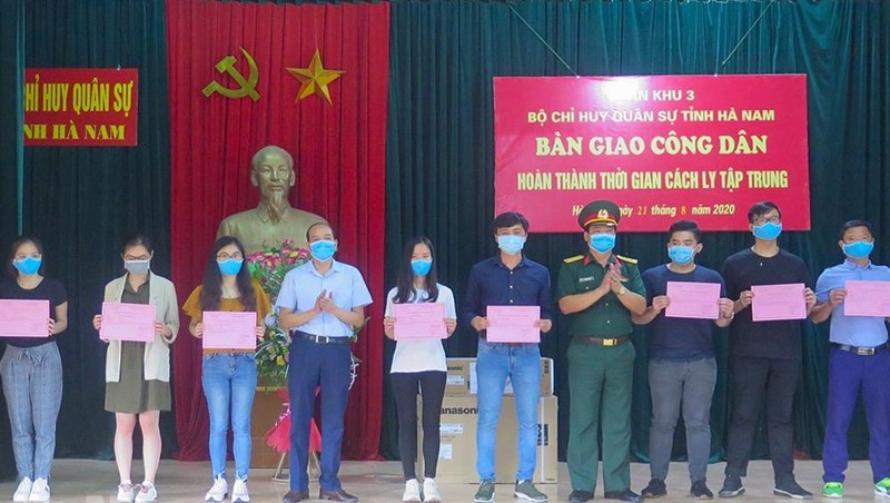 Các công dân được bàn giao về địa phương theo dõi phòng dịch Covid-19