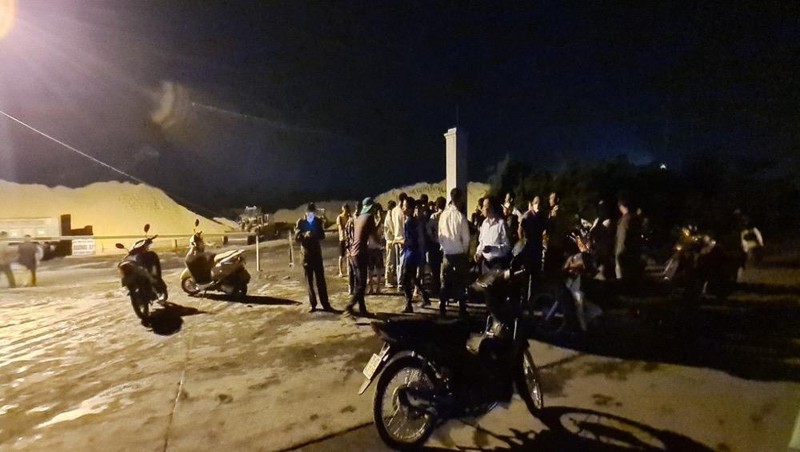 Hàng trăm người dân kéo đến khu tập kết than để yêu cầu dừng hoạt động nghiền, vận chuyển.
