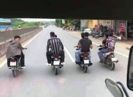 Xử phạt nhóm thanh niên dàn hàng ngang trên đường quốc lộ
