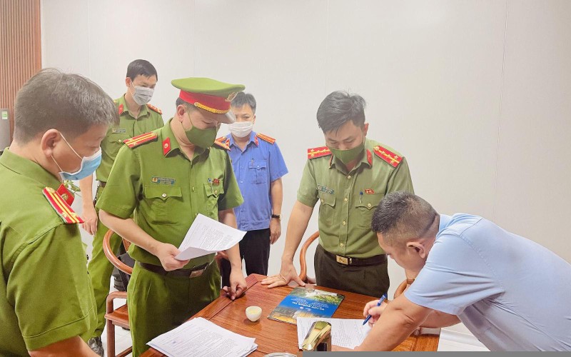Thi hành Quyết định khởi tố bị can, bắt tạm giam 2 chuyên gia người Trung Quốc.