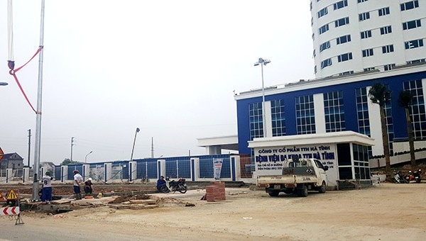 Trong quá trình xây dựng Bệnh viện Đa khoa TTH Hà Tĩnh nhiều lần bị cơ quan chức năng Hà Tĩnh xử phạt.