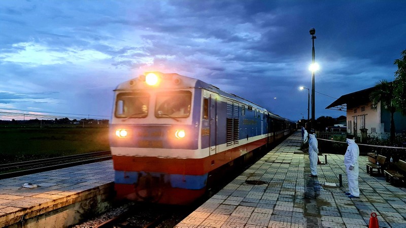 Chuyến tàu chở 814 công dân Hà Tĩnh về đến quê nhà tránh dịch.