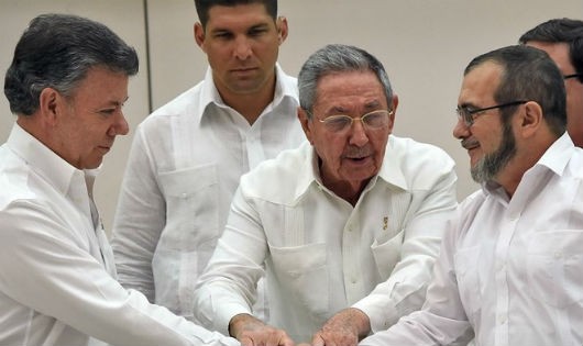 Thủ lĩnh FARC Timoleon Jimenez (phải) và Tổng thống Colombia Juan Manuel Santos (trái), Chủ tịch Cuba Raul Castro (giữa) tại lễ ký kết thỏa thuận hòa bình ở La Habana. (Nguồn: AFP)