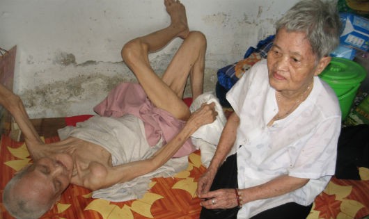 Hai chị em cụ Nuôi bên nhau