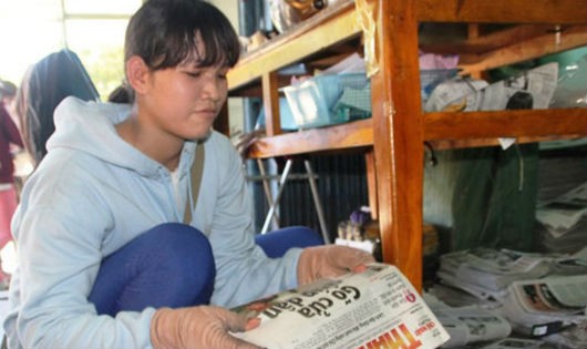 “Cô gái vàng” bán báo dạo.
