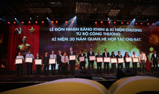Đại diện Bộ Công Thương trao Bằng khen và kỉ niệm chương cho các tập thể, cá nhân đang công tác tại CNS và BAT.