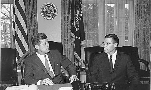 Cựu Tổng thống John F. Kennedy (trái) và cựu Bộ trưởng Quốc phòng Mỹ Robert Strange McNamara năm 1962.