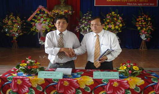 Anh Nguyễn Văn Hay, nguyên Phó Cục trưởng Cục THADS Bình Định (bên phải)