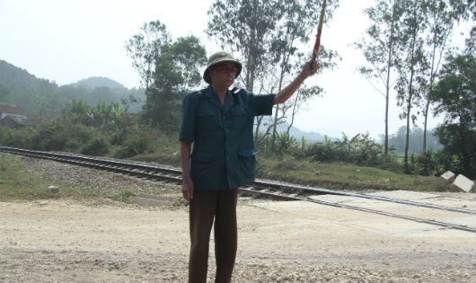 Ông Chi đã làm công việc gác tàu hơn 12 năm nay