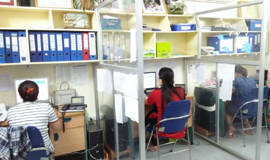 Các nhân viên đường dây 18001567 đang tiếp nhận thông tin phản ánh