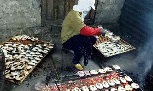 Công đoạn nướng cá