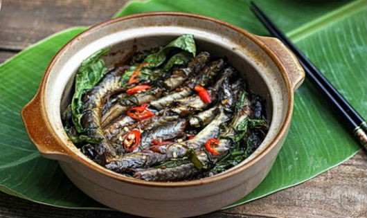 Đưa cơm ngày mát trời với cá kèo kho răm