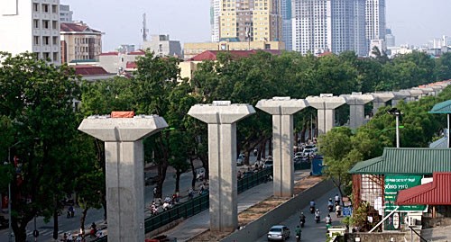 tuyến Cát Linh - Hà Đông đã buộc phải “mua lại” hàng chục hecta quyền sử dụng đất, phải phá đi hàng trăm nhà dân