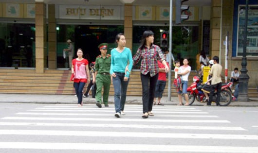Đi bộ sang đường không đúng quy đinh, bị phạt thế nào?