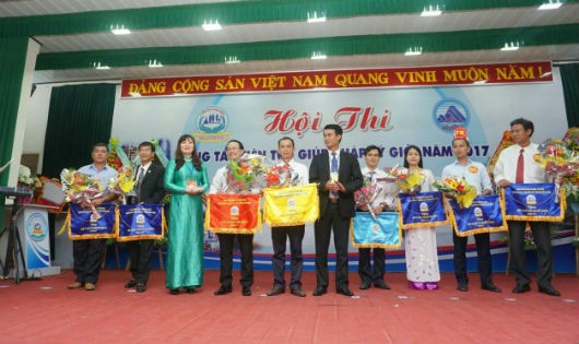 Bà Võ Thị Như Hoa trao giải tại Hội thi Cộng tác viên trợ giúp pháp lý giỏi TP Đà Nẵng năm 2017