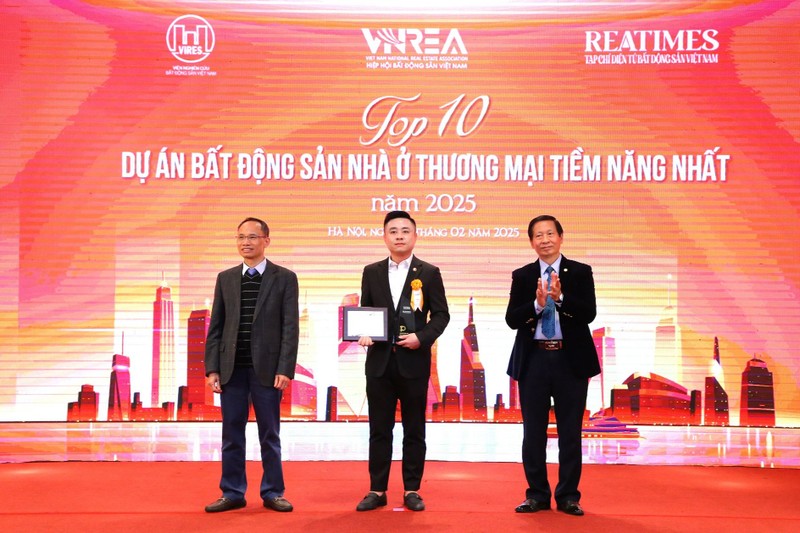 Đại diện chủ đầu tư nhận giải thưởng “Top 10 Dự án bất động sản nhà ở thương mại tiềm năng nhất năm 2025” cho tổ hợp căn hộ cao cấp Newtown Diamond