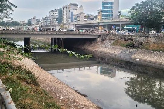 Một đoạn tuyến sông Tô Lịch.