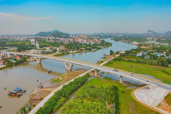 Cầu Dinh nối TP Thủy Nguyên (Hải Phòng) với thị xã Kinh Môn là công trình tạo sự liên kết vùng quan trọng, thuận lợi cho sự giao thương của các địa phương