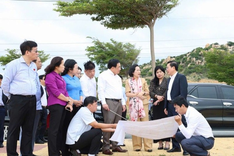 Phó Chủ tịch Quốc hội Nguyễn Thị Thanh và Đoàn công tác của Trung ương đã khảo sát địa điểm xây dựng Nhà máy Điện hạt nhân Ninh Thuận 1 tại xã Phước Dinh, huyện Thuận Nam.