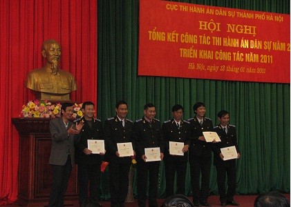 Ông Nguyễn Song Hà, người đứng thứ 3 từ trái sang