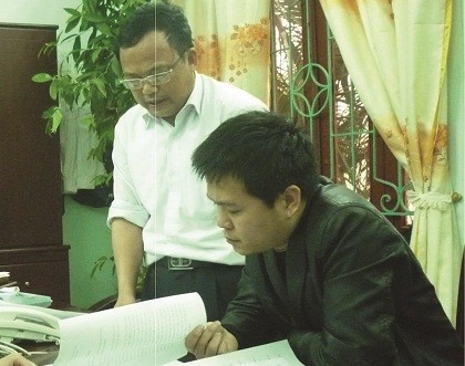 PV Báo PLVN (ngồi) làm việc với Chánh án TAND TP. Thái Nguyên