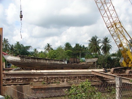 Hiện đoạn cột bê tông bị gãy và chiếc ghe chở gạch của gia đình anh Thắng đã được trục vớt để phục vụ công tác điều tra