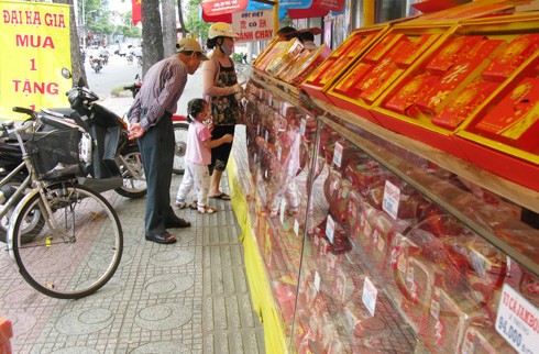 Trên khắp đường phố Sài Gòn, đâu đâu bánh trung thu cũng đã đại hạ giá nhằm… chạy làng mùa Trung Thu