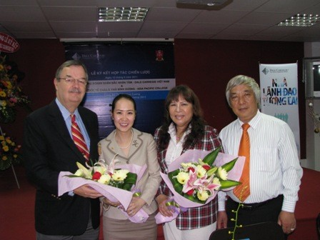 Ong Herb Cochran - GĐ AmCham HCM-VN, bà Khánh Linh (Dale Carnegie Việt Nam), bà Nguyễn Thị Ngọ, ông Lê Anh Tuấn (từ trái sang phải ) tại lễ ký kết.