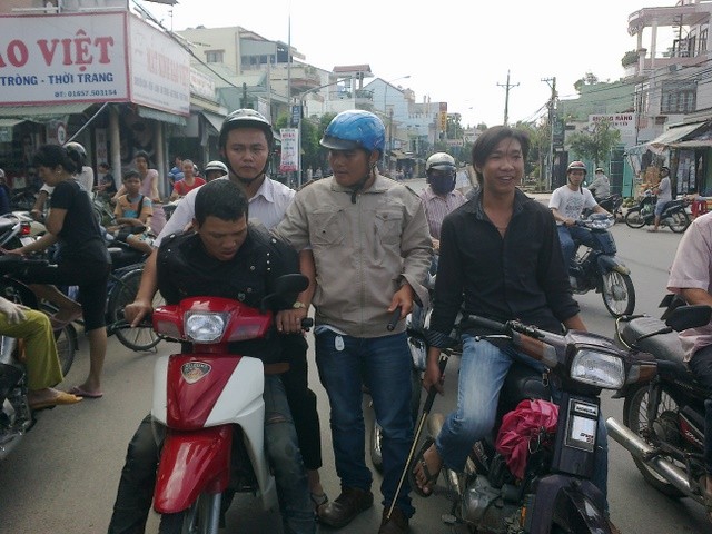 Tên Tiến bị khống chế và đưa về công an phường.